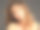 一个年轻的成年女孩的特写肖像长卷发。一名时装模特在工作室摆姿势的照片。漂亮的年轻女子，棕色长发看着镜头。美丽的肖像。图片下载
