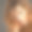 一个年轻的成年女孩的特写肖像长卷发。一名时装模特在工作室摆姿势的照片。漂亮的年轻女子，棕色长发看着镜头。美丽的肖像。图片下载