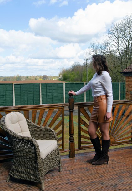 享受着乡村乌托邦式的庄重和春天的反思。图片下载