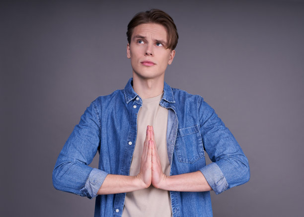 年轻英俊的白人，穿着牛仔衬衫。图片下载