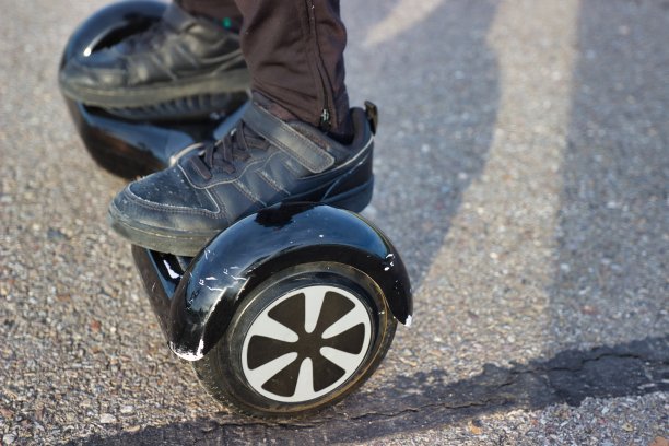 男孩在悬浮滑板上图片下载