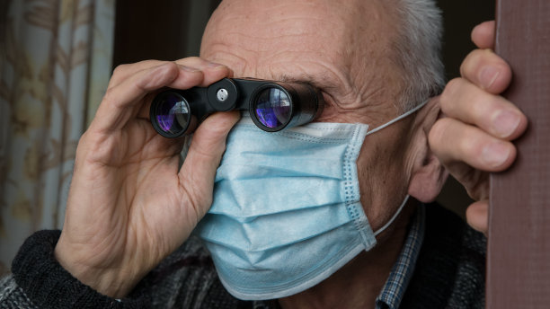 特写肖像的高级男子在面罩看与双筒望远镜。图片下载