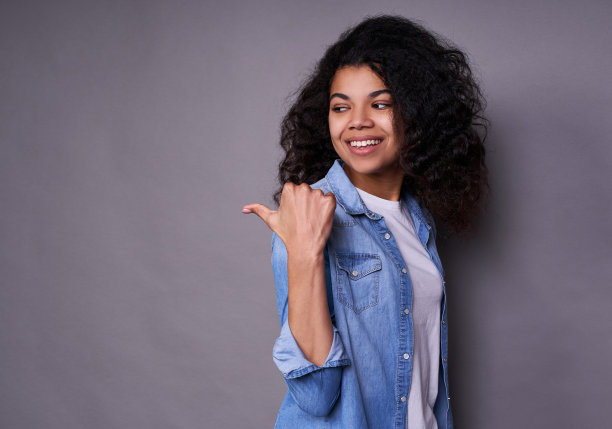 开朗、有趣、情绪化的非洲小女孩。图片下载