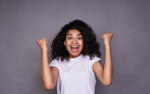 一位年轻快乐的非洲妇女庆祝胜利。图片下载