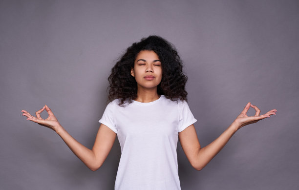 一位平静、平衡、深色皮肤的女士在沉思。图片下载