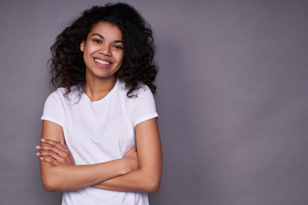 一位富有同情心的非洲妇女双臂交叉放在胸前。图片下载