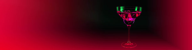 红色饮料在鸡尾酒玛格丽塔杯与冰块在催眠的背景图片下载