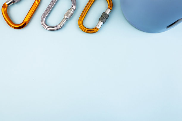 攀爬装备在时尚的蓝色背景上图片下载