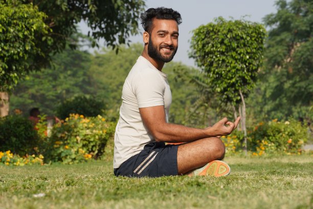 一个人一边冥想一边看摄像机图片下载