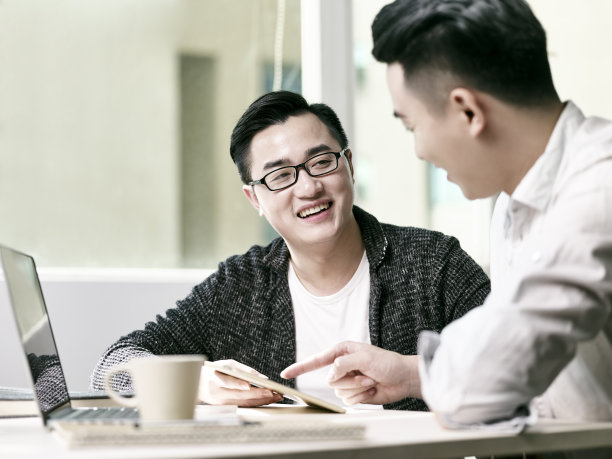 两个亚洲商人一起在办公室工作图片下载