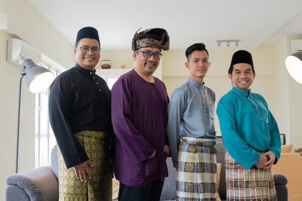 穿着传统服装的马来西亚人合影图片下载