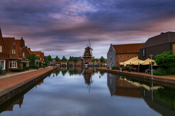 荷兰梅佩尔的水渠，日出时分图片下载