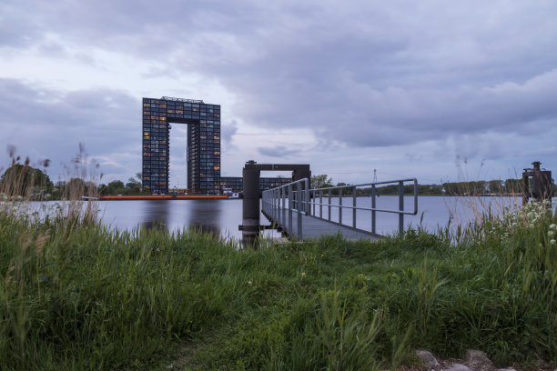 荷兰格罗宁根市傍晚的建筑景观。图片下载