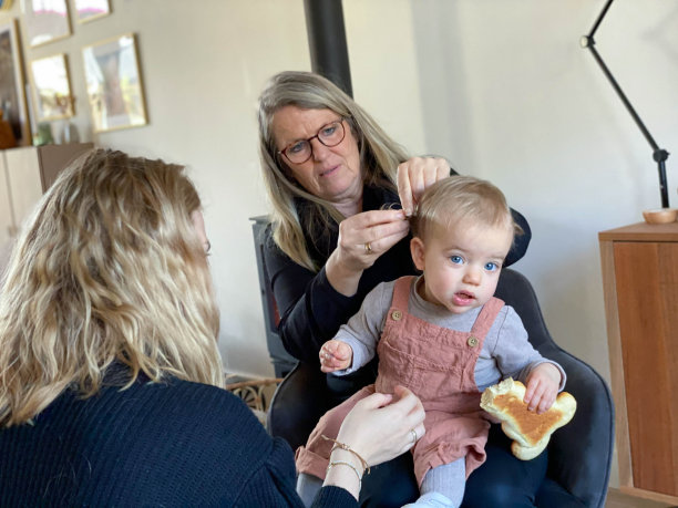 放松和孙女图片下载