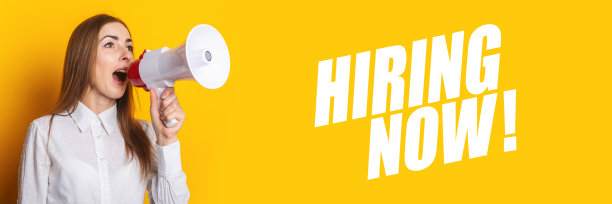 女人对着黄色背景的扩音器大喊。增加文本雇用现在。招聘理念，招聘人才。横幅图片下载