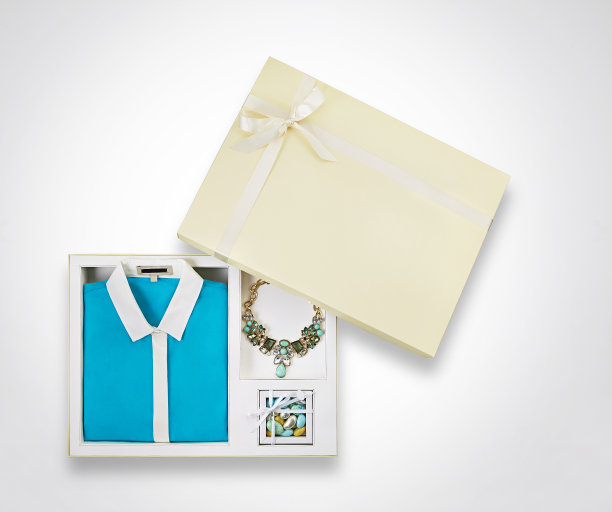 母亲节的礼物，时尚的衣服和个人配件在礼品盒隔离在白色的背景图片下载