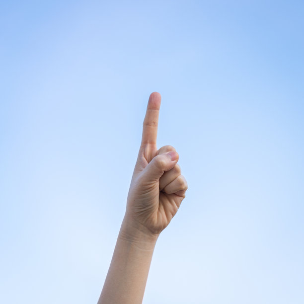 天空背景上的第一个手指手势图片下载