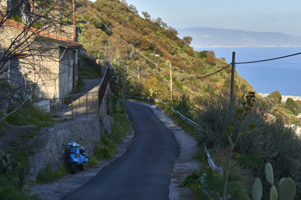 意大利独特的通往大海的道路图片下载