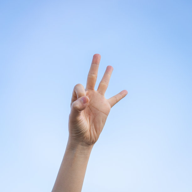 天空背景上的第三个手指手势图片下载