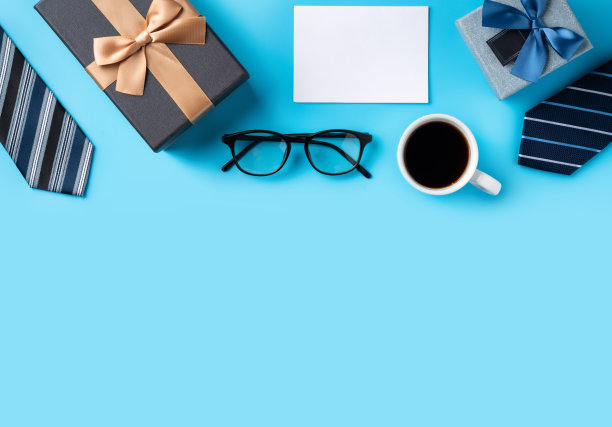 父亲节礼物。顶视图设计理念的节日问候与卡片上的蓝色背景。图片下载