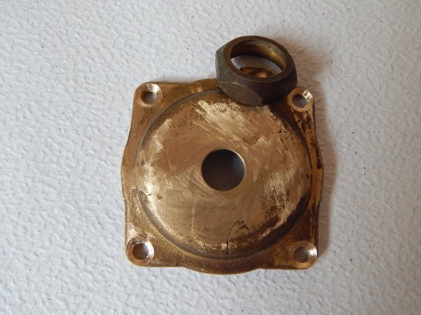 青铜部分特写。从拆卸的水加热机构黄铜部件。图片下载
