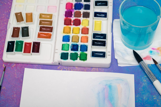 绘画创意用品。水彩，调色板，画笔，纸，水，餐巾图片下载
