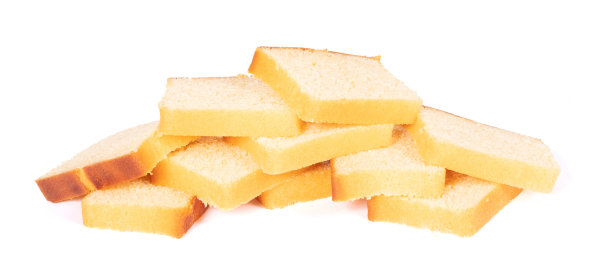 传统的自制切片奶油蛋糕，孤立在白色背景上图片下载