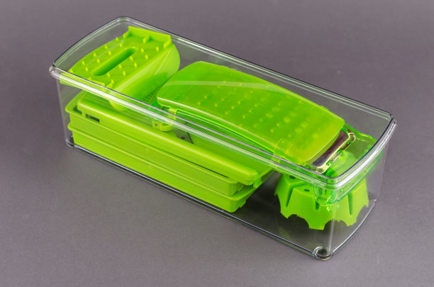 灰色背景上的手动切菜机。图片下载