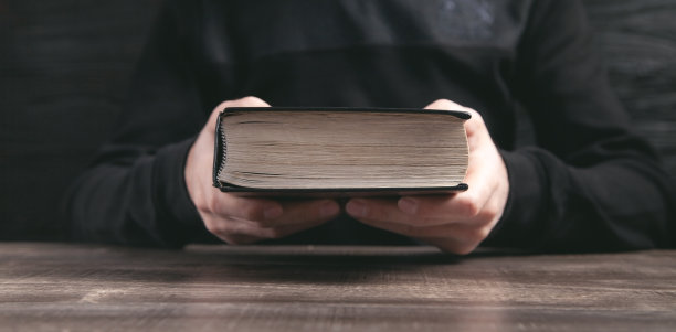 拿着圣经的白人。宗教图片下载