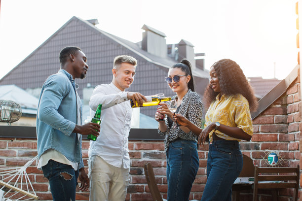 多种族朋友在屋顶上聚会图片下载