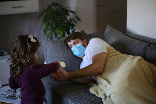 女儿照顾生病的父亲。库存图片图片下载