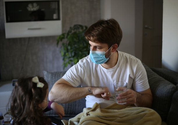 女儿照顾生病的父亲。库存图片图片下载