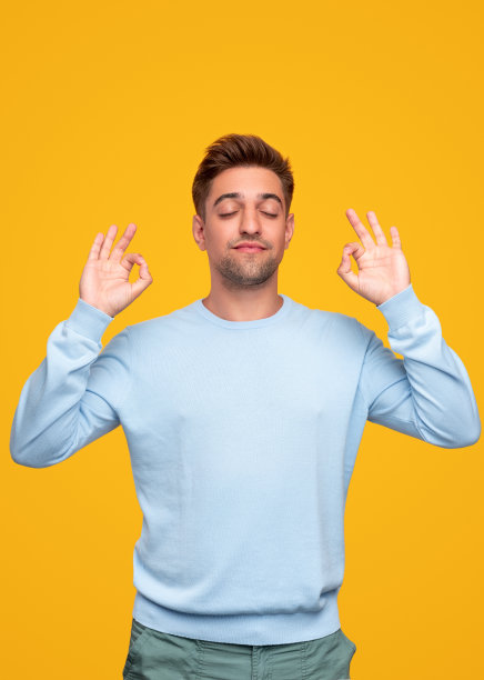 年轻人做着手势，沉思着图片下载