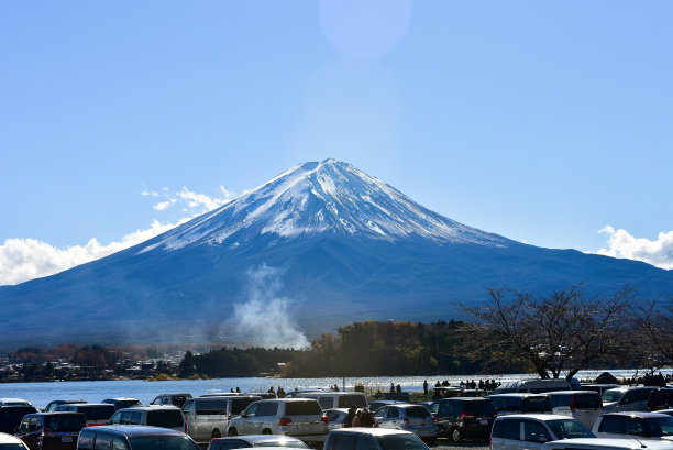 日本山市2018年11月23日身份不明的美丽景观日本的富士山，湖川口町大小的富士山，白色的顶部，秋天在花园里，秋天在山上图片下载
