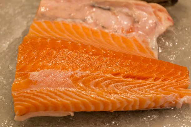 准备美味新鲜的三文鱼片，美味的鱼片图片下载
