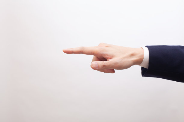 一个穿西装的男人，用食指指着图片下载