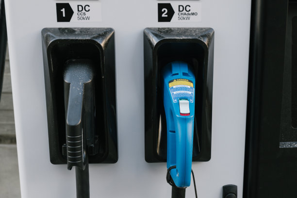 一个环保的电动汽车充电站图片下载