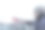 一个男人用刷子清除车上的积雪图片下载