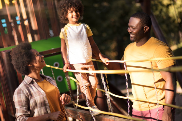 幸福的非洲家庭一起享受。图片下载