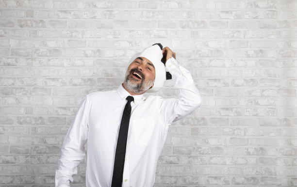 白色背景上的熊猫头滑稽商人图片下载