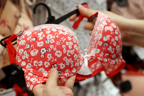 女士在内衣店选购花卉图案文胸图片下载