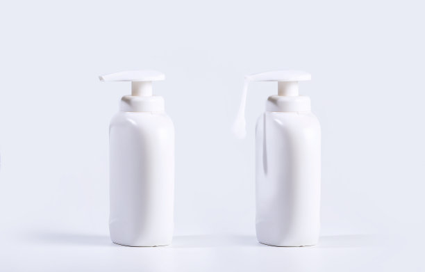 两个装有液体肥皂的塑料瓶图片下载