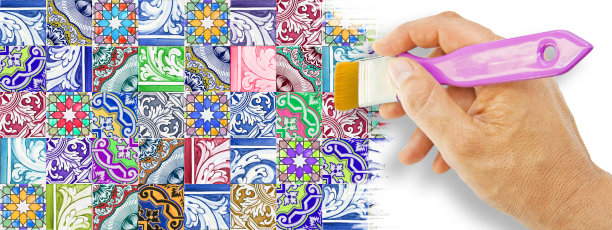 典型的葡萄牙装饰组成与彩色瓷砖称为azulejos -概念形象与手和刷子。图片下载