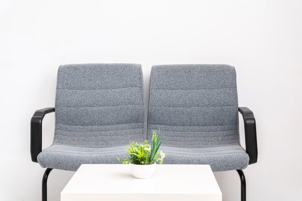 等候室的两把椅子，白色的桌子和白色的背景，白色的背景和拷贝空间图片下载