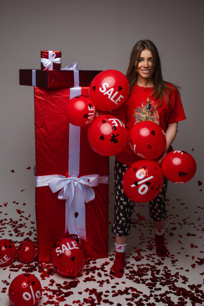 快乐的女孩，气球和礼物。图片下载