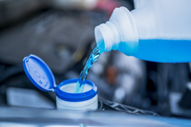 注入防冻剂。在寒冷的冬天向挡风玻璃清洗槽中注入防冻剂。图片下载