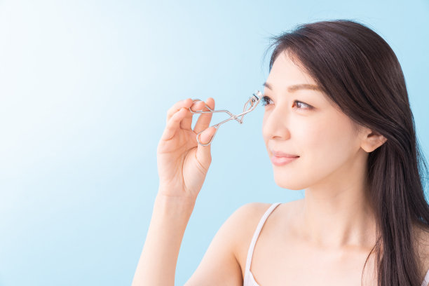 迷人的亚洲女性美丽形象，睫毛夹图片下载