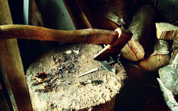 斧头被钉在甲板上图片下载