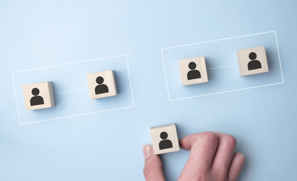 社交距离预防感染的概念，人们通过社交距离来预防COVID-19冠状病毒2019-nCoV。图片下载