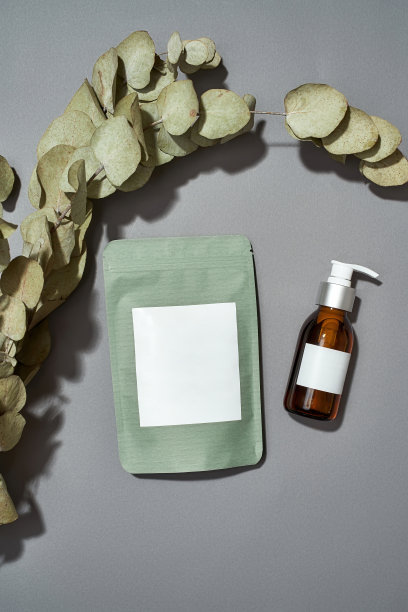 袋装和瓶子与配料器旁边干燥的树枝图片下载